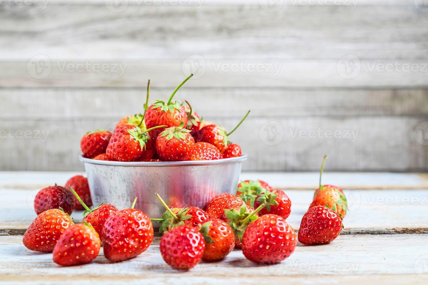 fragole in una ciotola di metallo foto