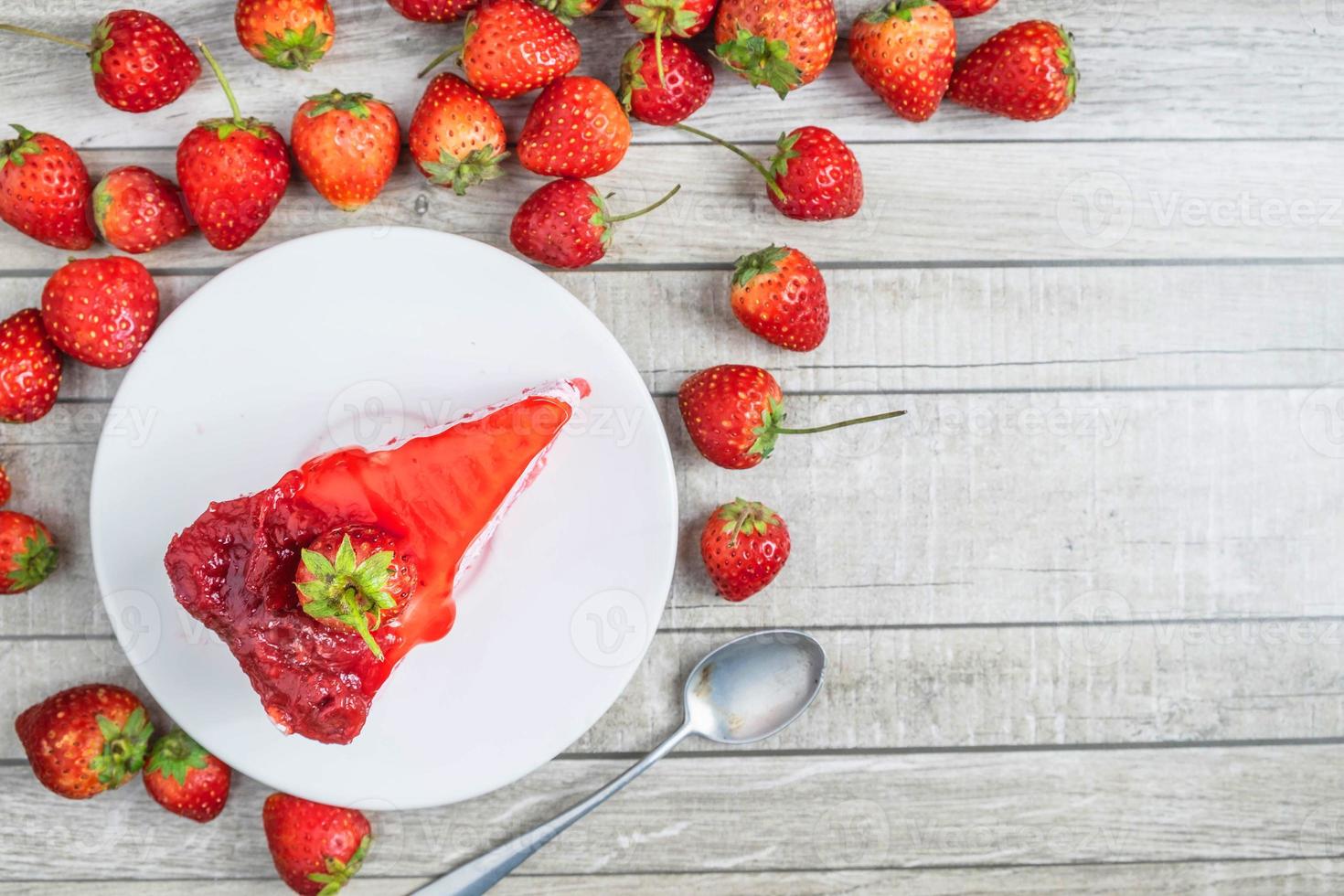 vista dall'alto della torta di fragole foto