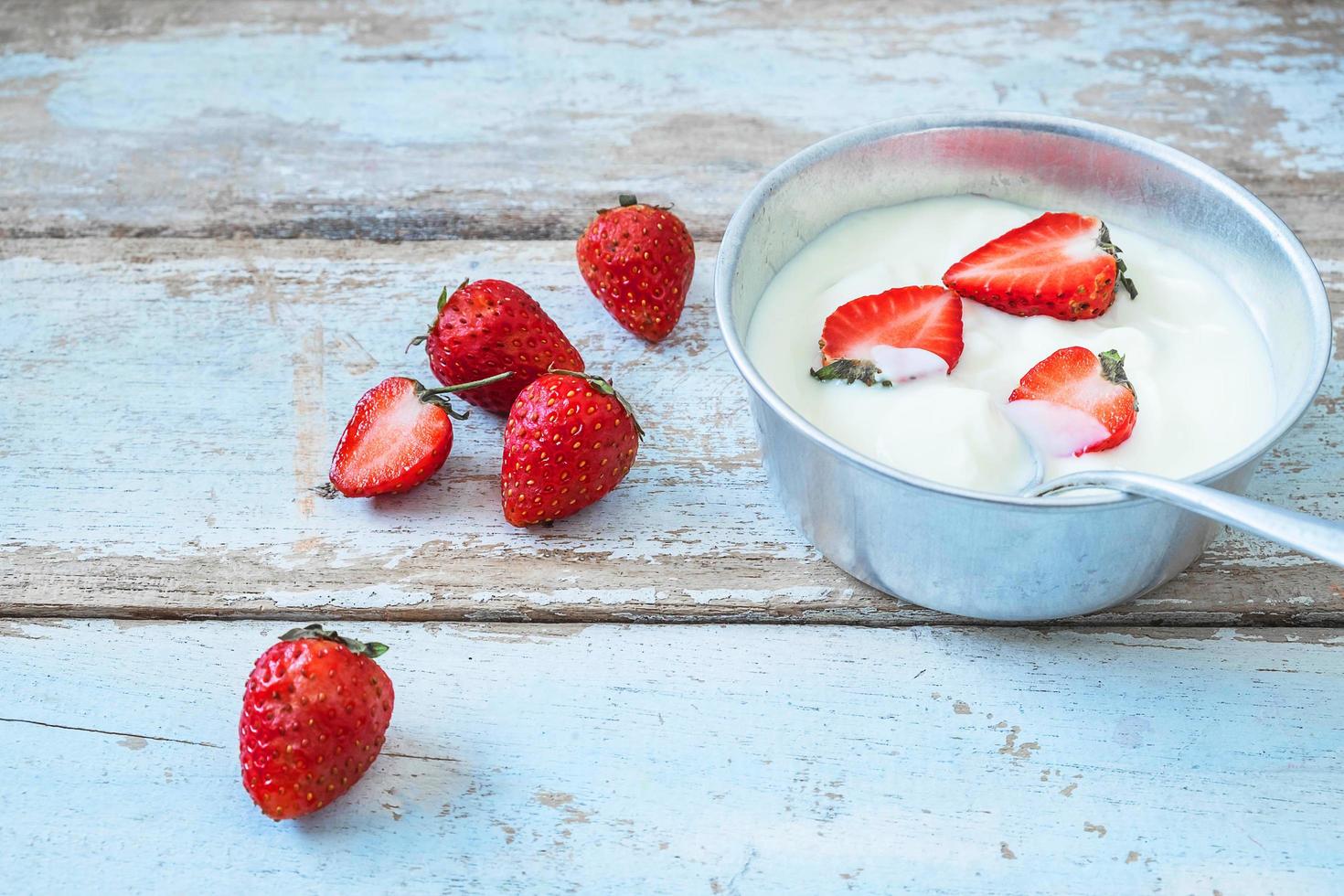 ciotola di fragole e crema foto