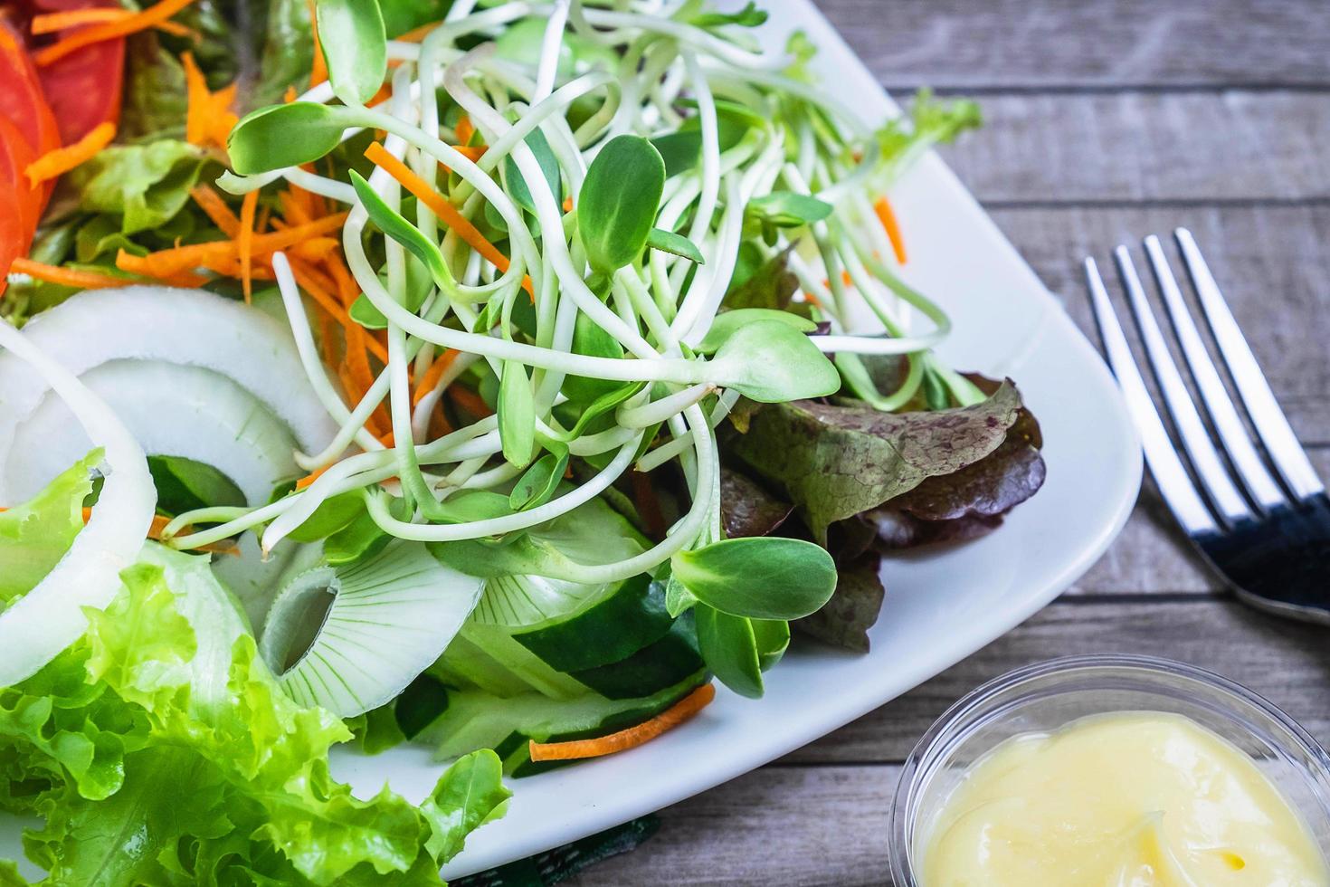 sana insalata di verdure sul tavolo foto