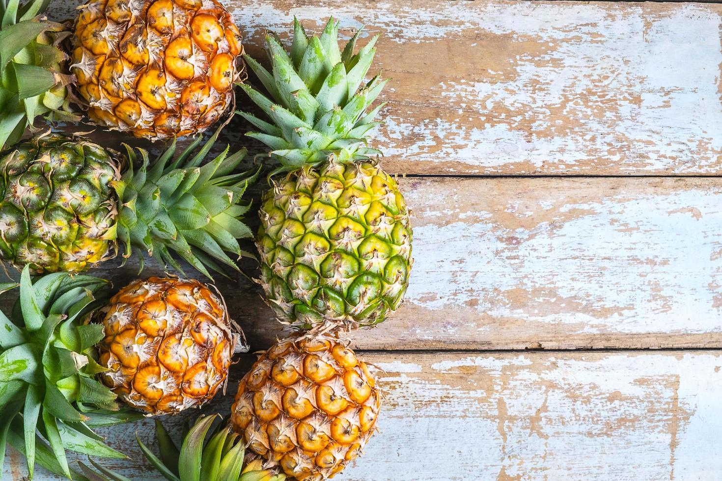 ananas su uno sfondo bianco di legno foto