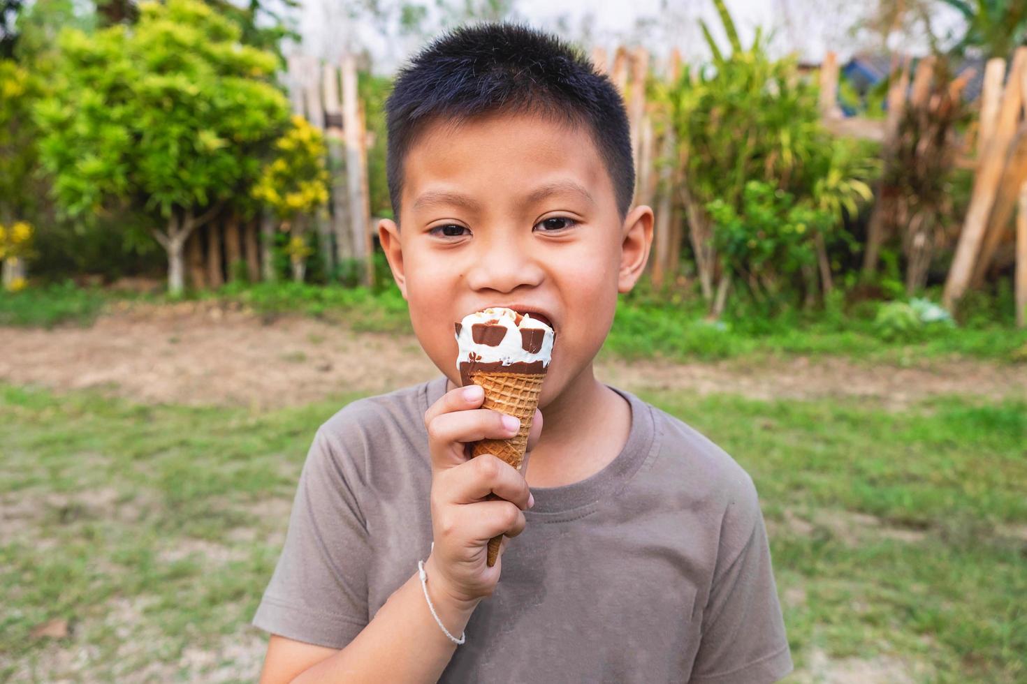 ragazzo che mangia un gelato foto