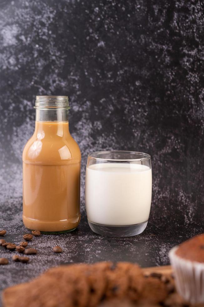 caffè in bottiglia con latte in un bicchiere foto