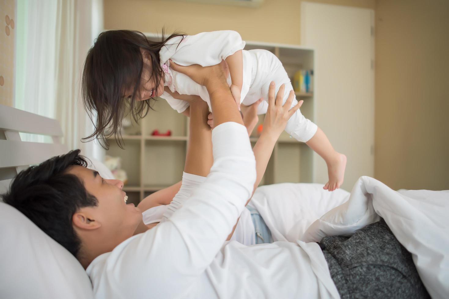 bambino felice con i genitori foto