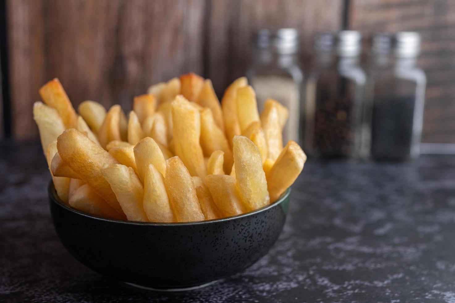 patatine fritte in una ciotola nera foto