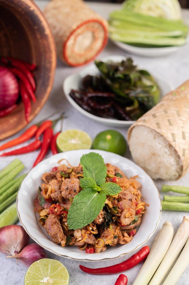 un piatto di carne di maiale tritata con gli ingredienti foto