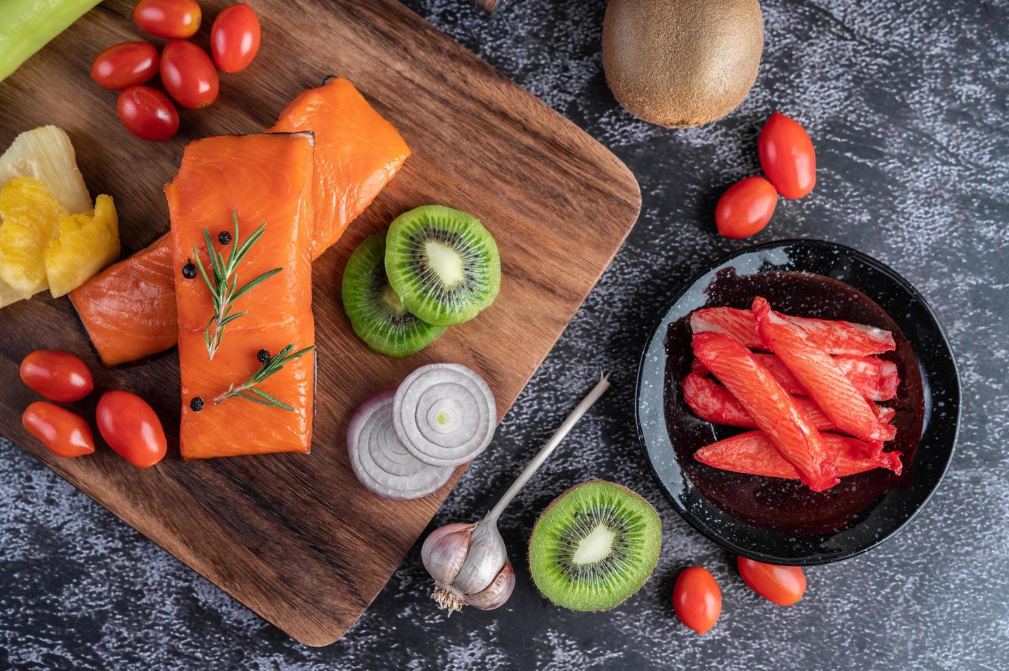 filetti di salmone crudo con pepe, kiwi, ananas e rosmarino foto