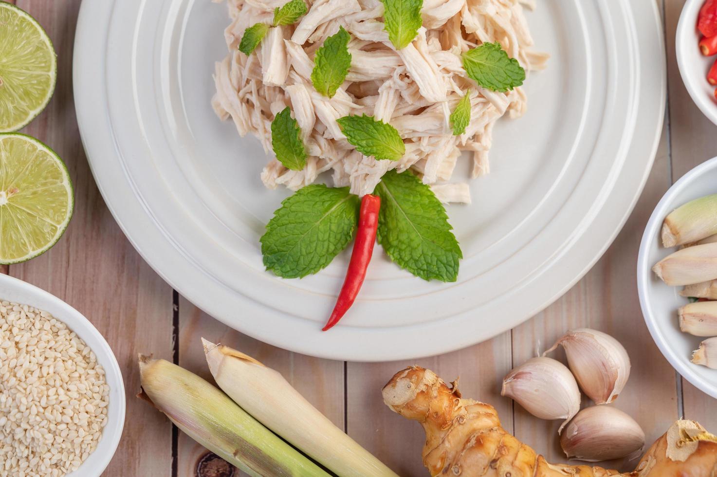 insalata di pollo su un piatto bianco con foglie di menta foto