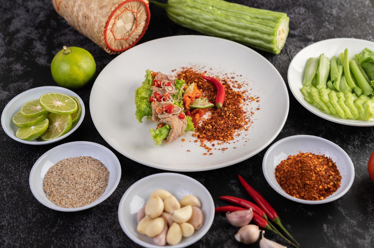 insalata di maiale piccante e delicata al lime foto