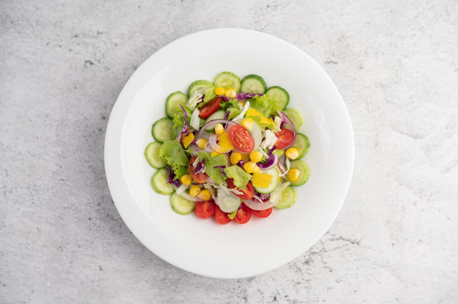 insalata di verdure con uova sode foto