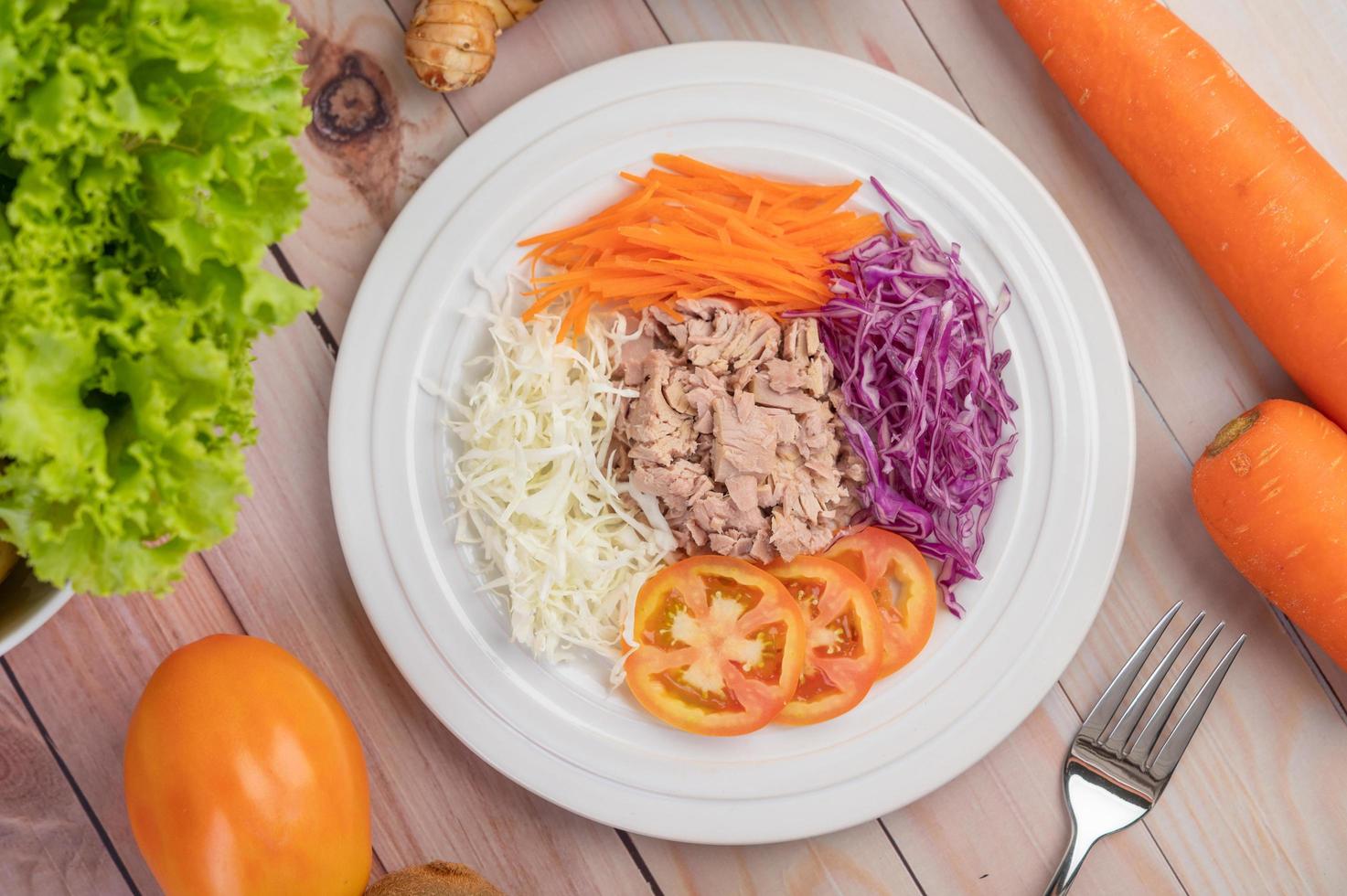 insalata di tonno con carote, pomodori e cavoli foto