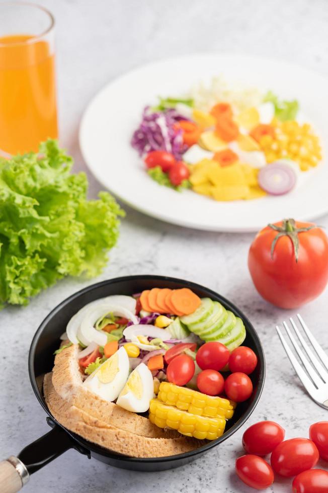 insalata di verdure con pane e uova sode foto