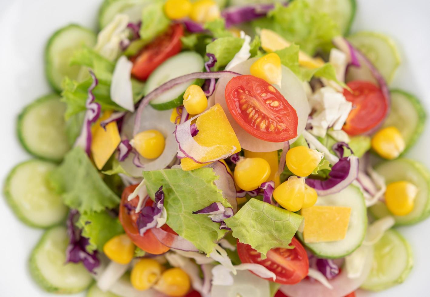 insalata di verdure in un piatto bianco foto