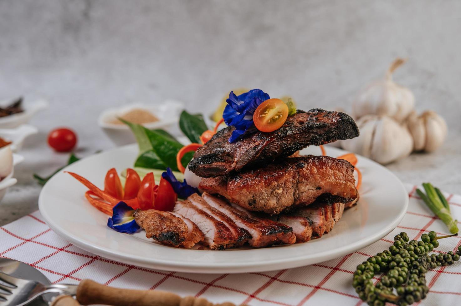 maiale fritto con peperoncino fritto cipolla fritta e menta foto