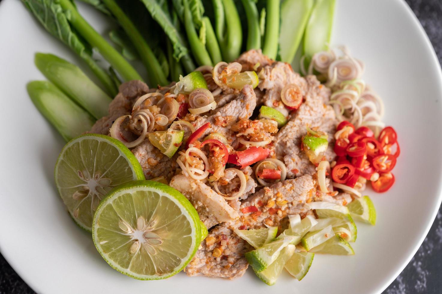 insalata di maiale piccante al lime con verdure e contorni foto