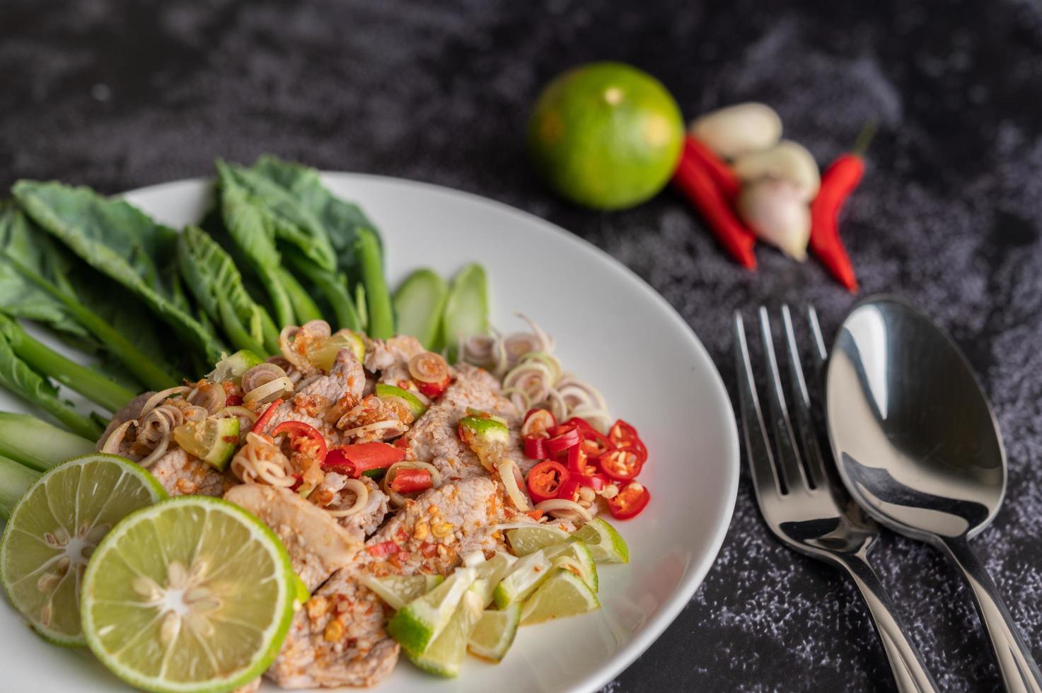 insalata di maiale piccante al lime su letto di verdure foto