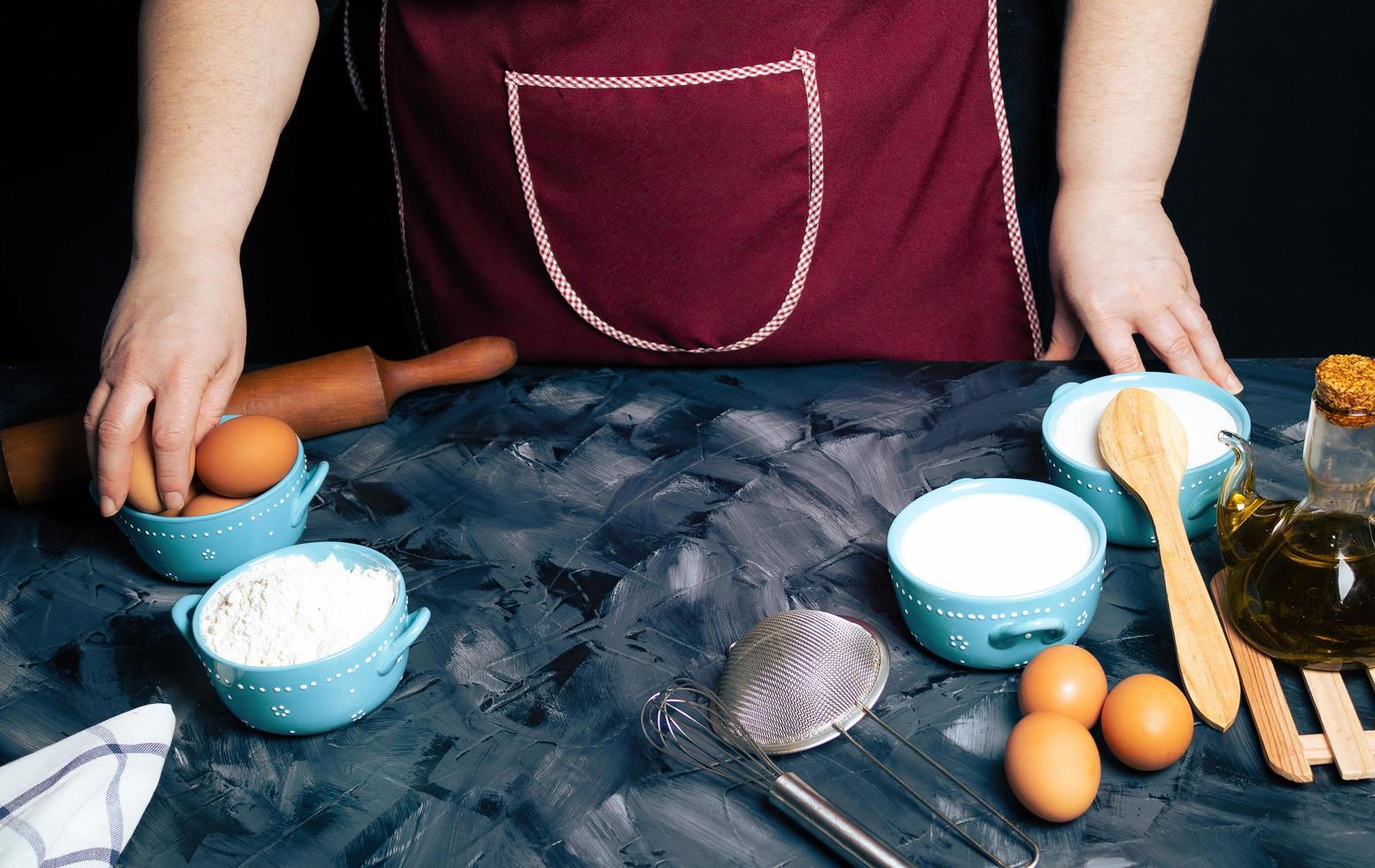 panettiere con ingredienti da forno foto