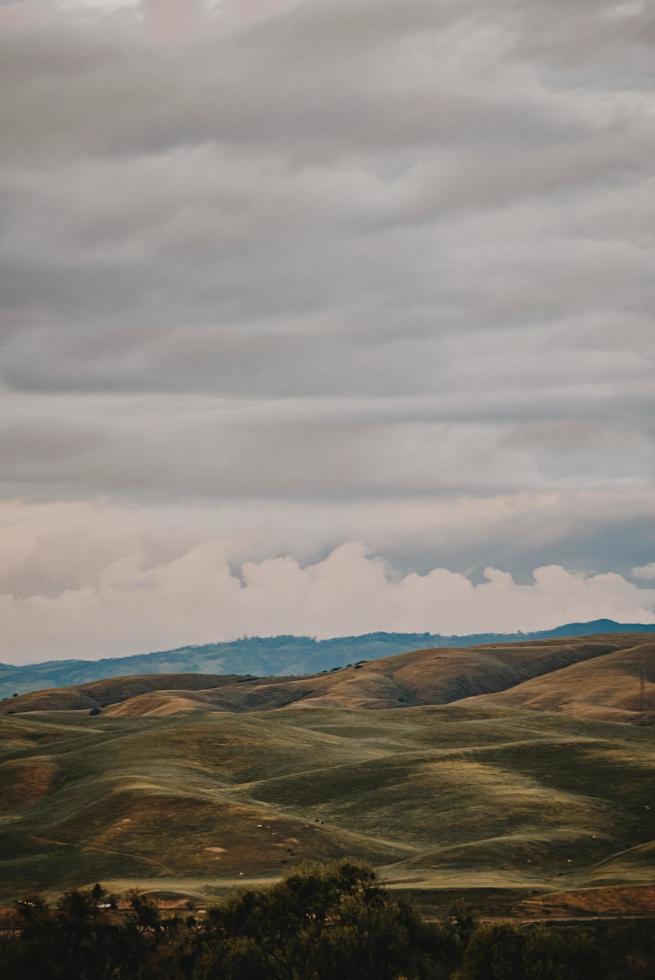 paesaggio di montagna con le nuvole foto