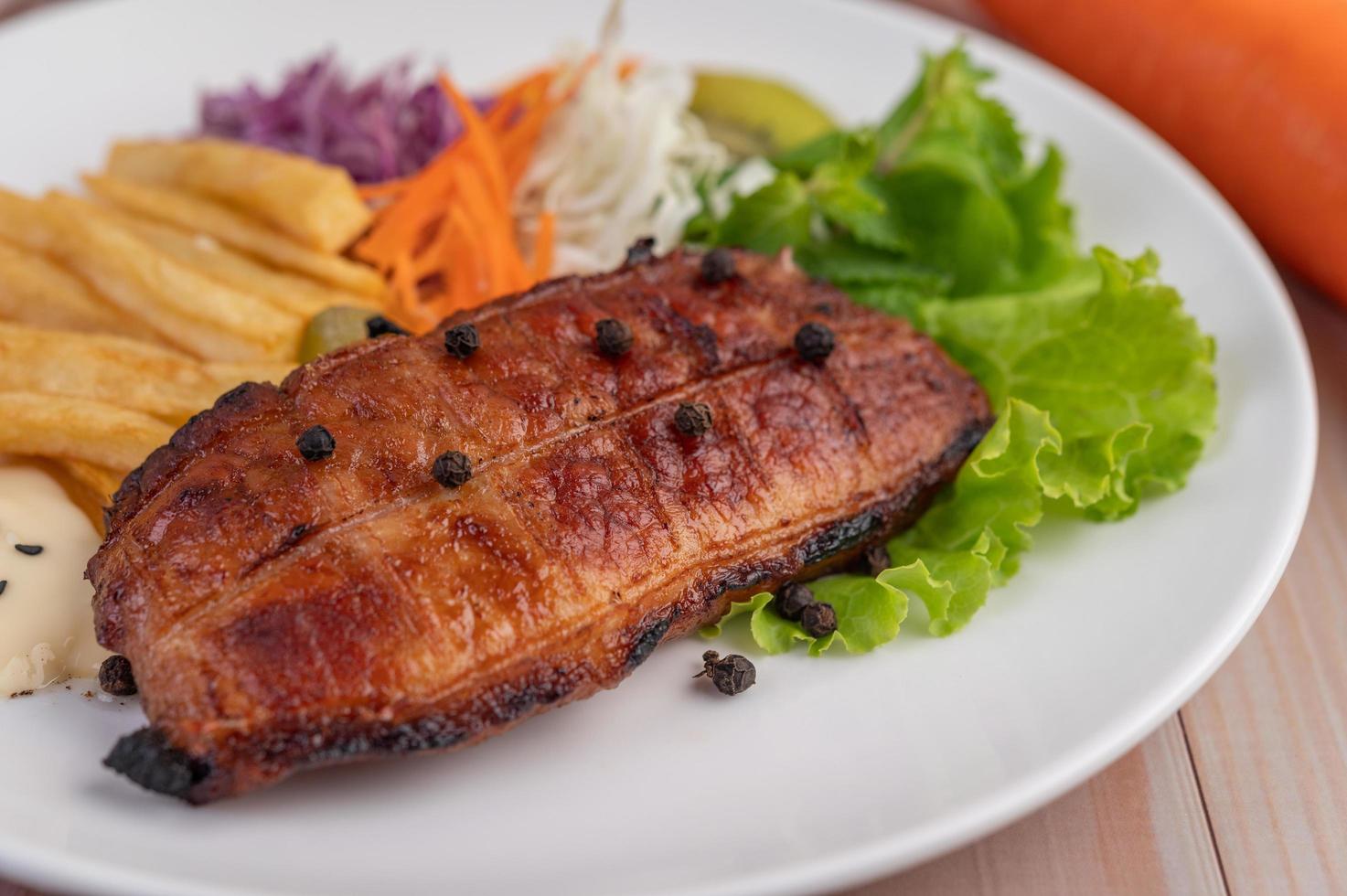 pesce con patatine fritte e insalata foto