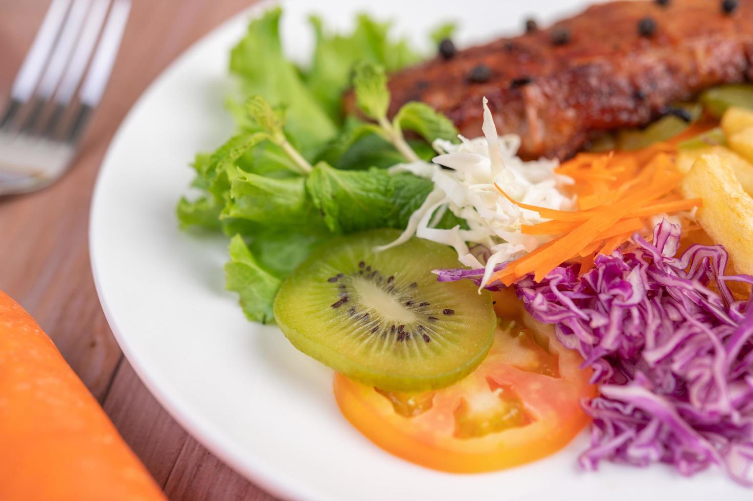 pesce con patatine fritte e insalata foto