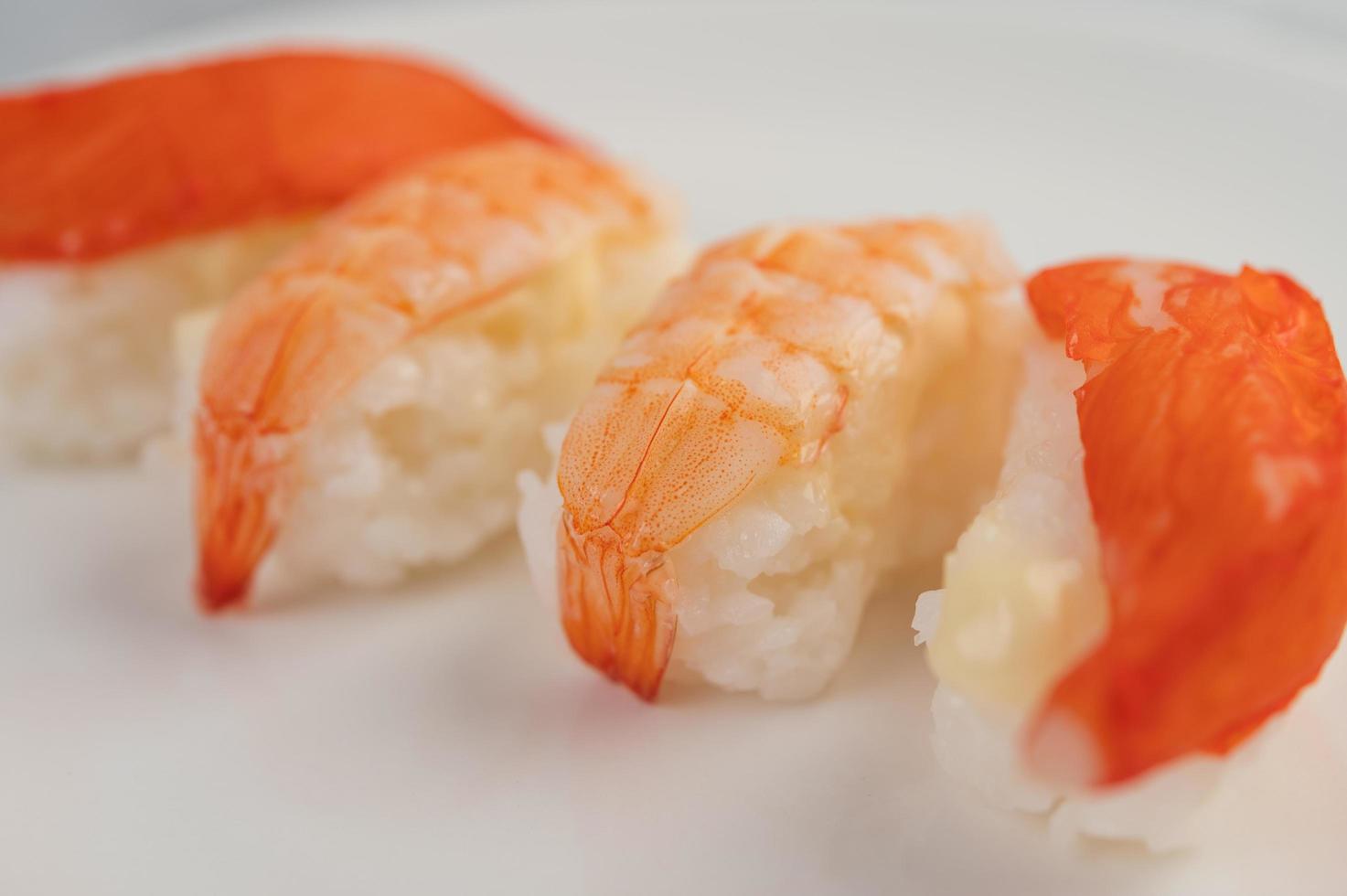 involtini di sushi assortiti foto