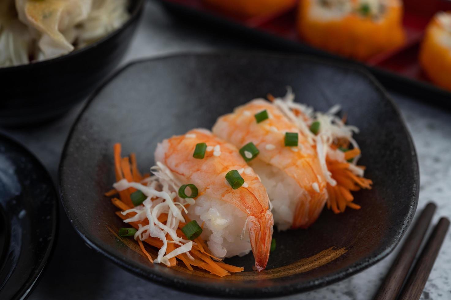 sushi placcato con salsa e bacchette foto