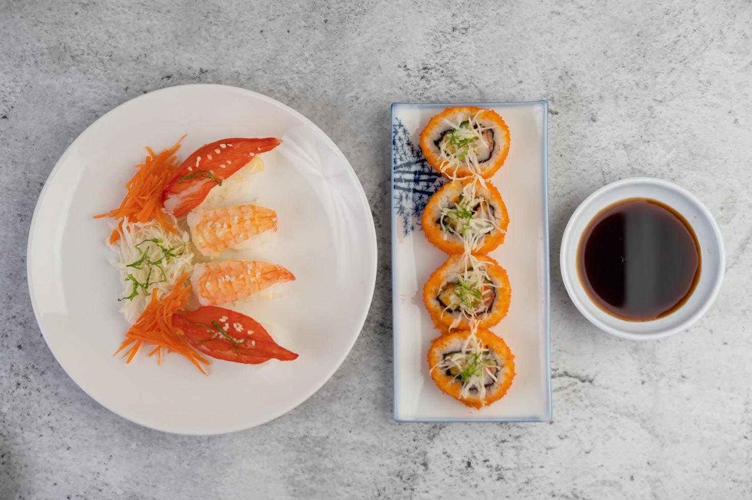 sushi fresco placcato foto