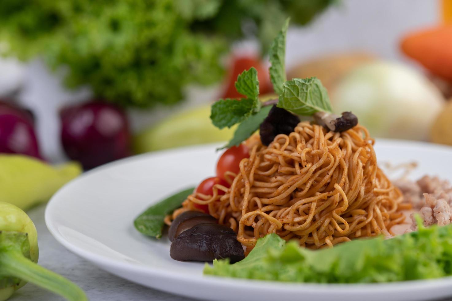 Tagliatelle saltate in padella con verdure miste foto