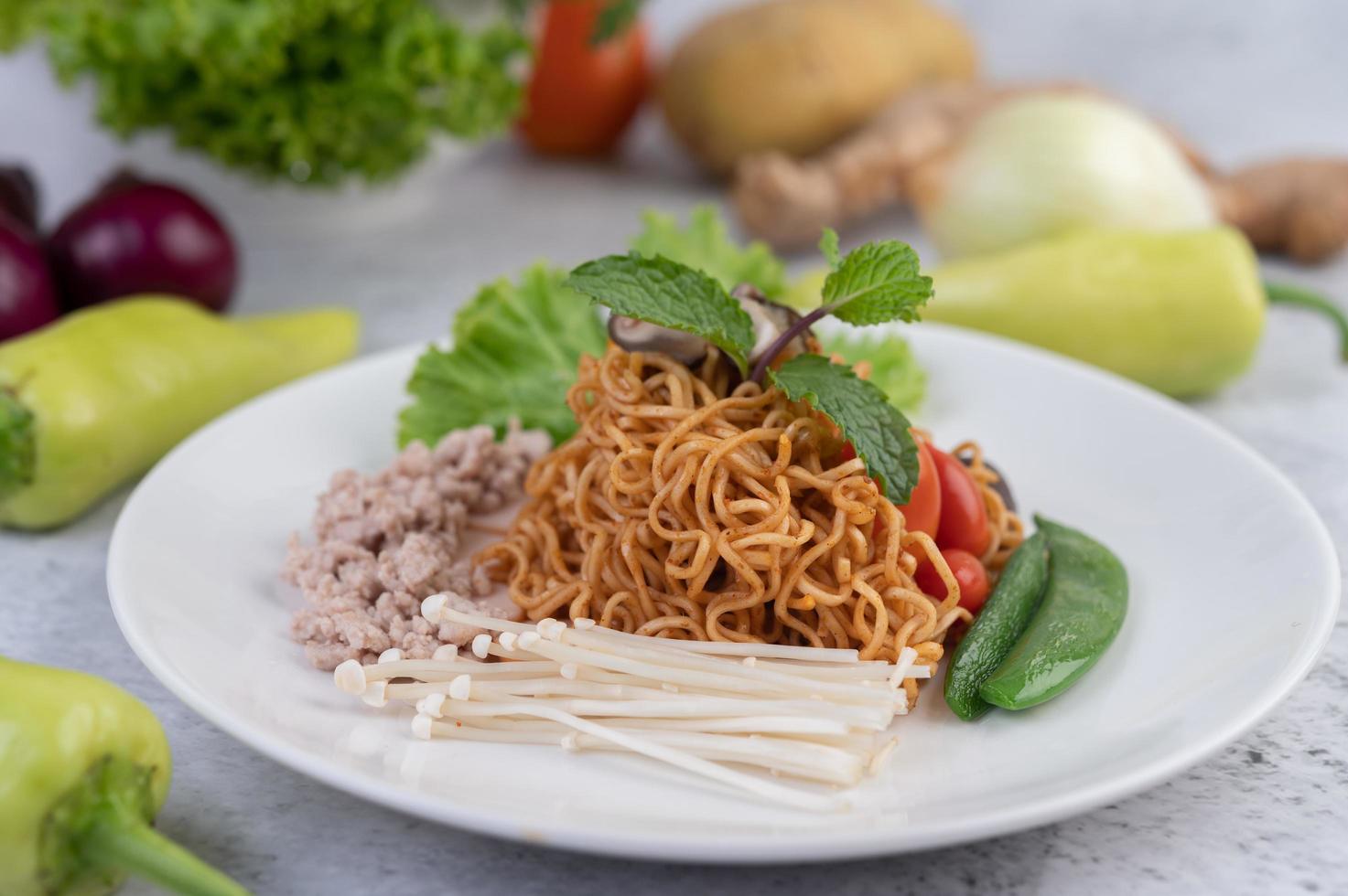 Tagliatelle saltate in padella con verdure miste foto