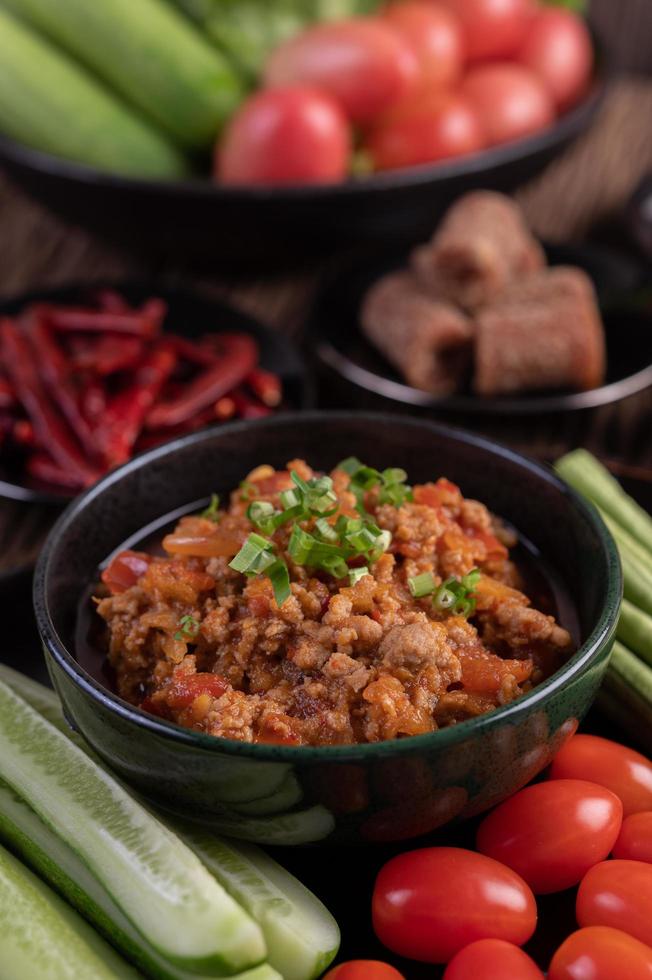 maiale dolce con cetrioli, fagioli lunghi, pomodori e contorni foto