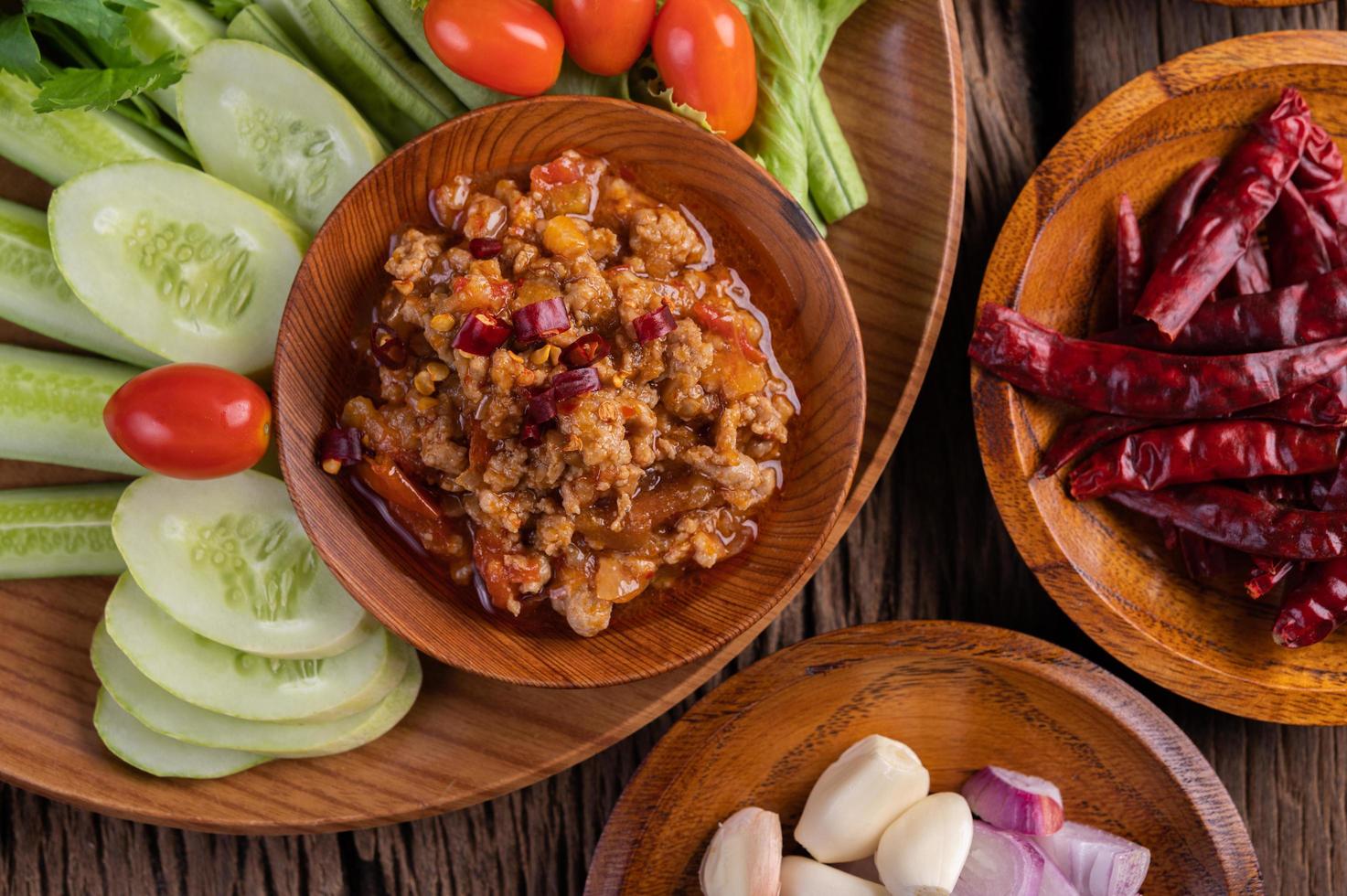 maiale dolce in una ciotola di legno con ingredienti foto