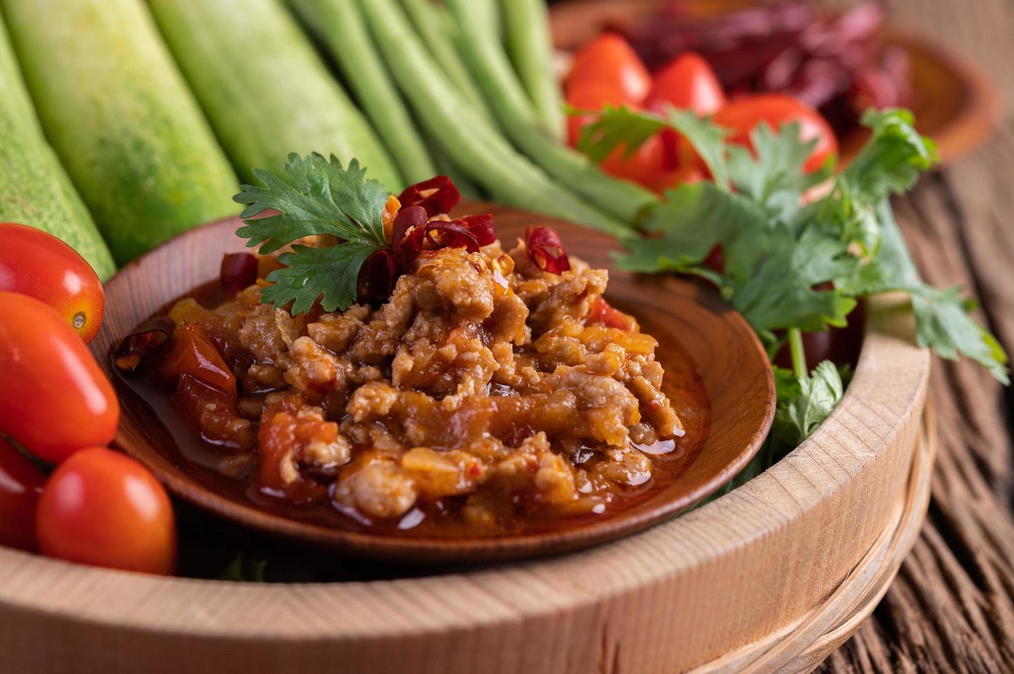 maiale dolce in una ciotola di legno con ingredienti foto