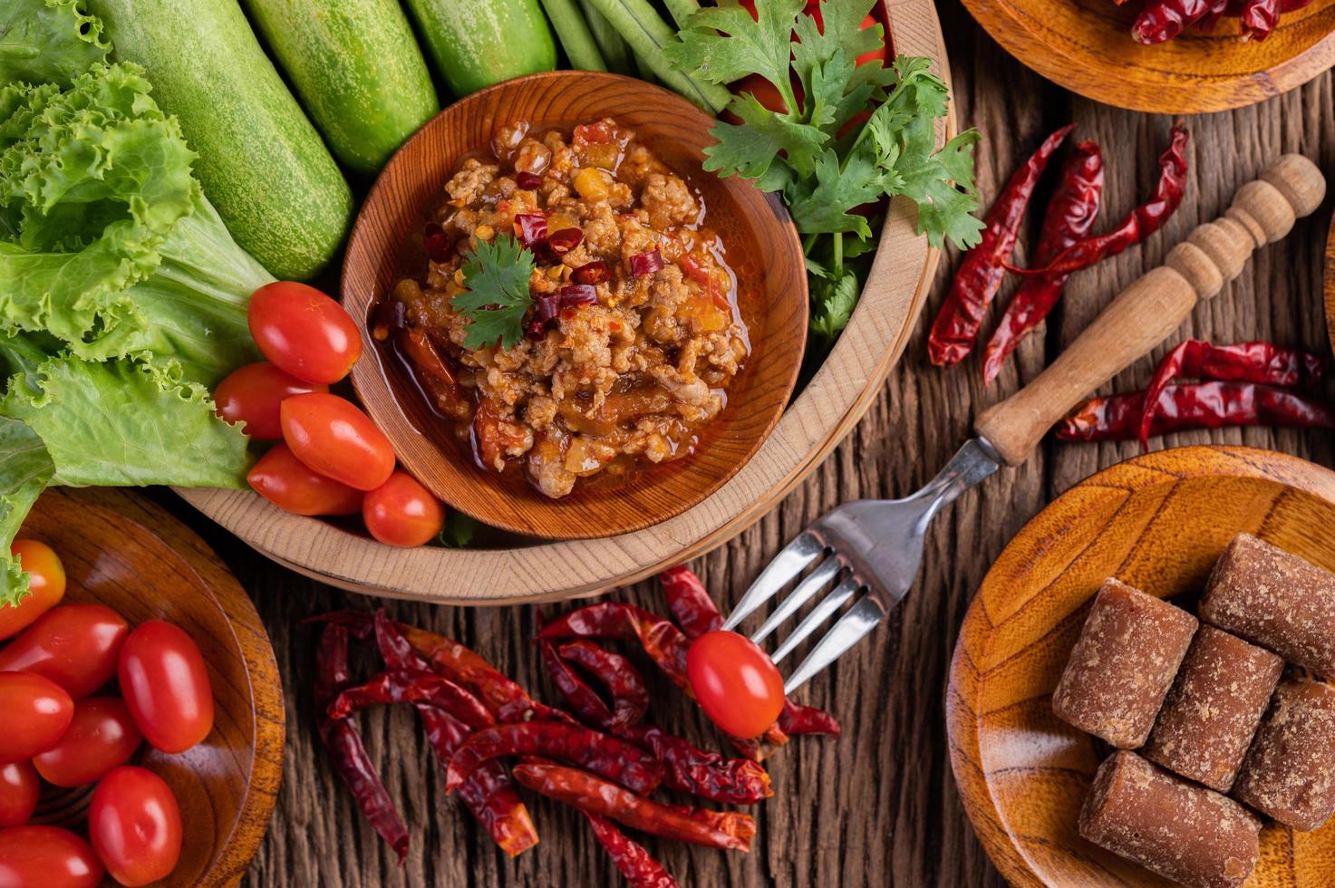 maiale dolce in una ciotola di legno con ingredienti foto