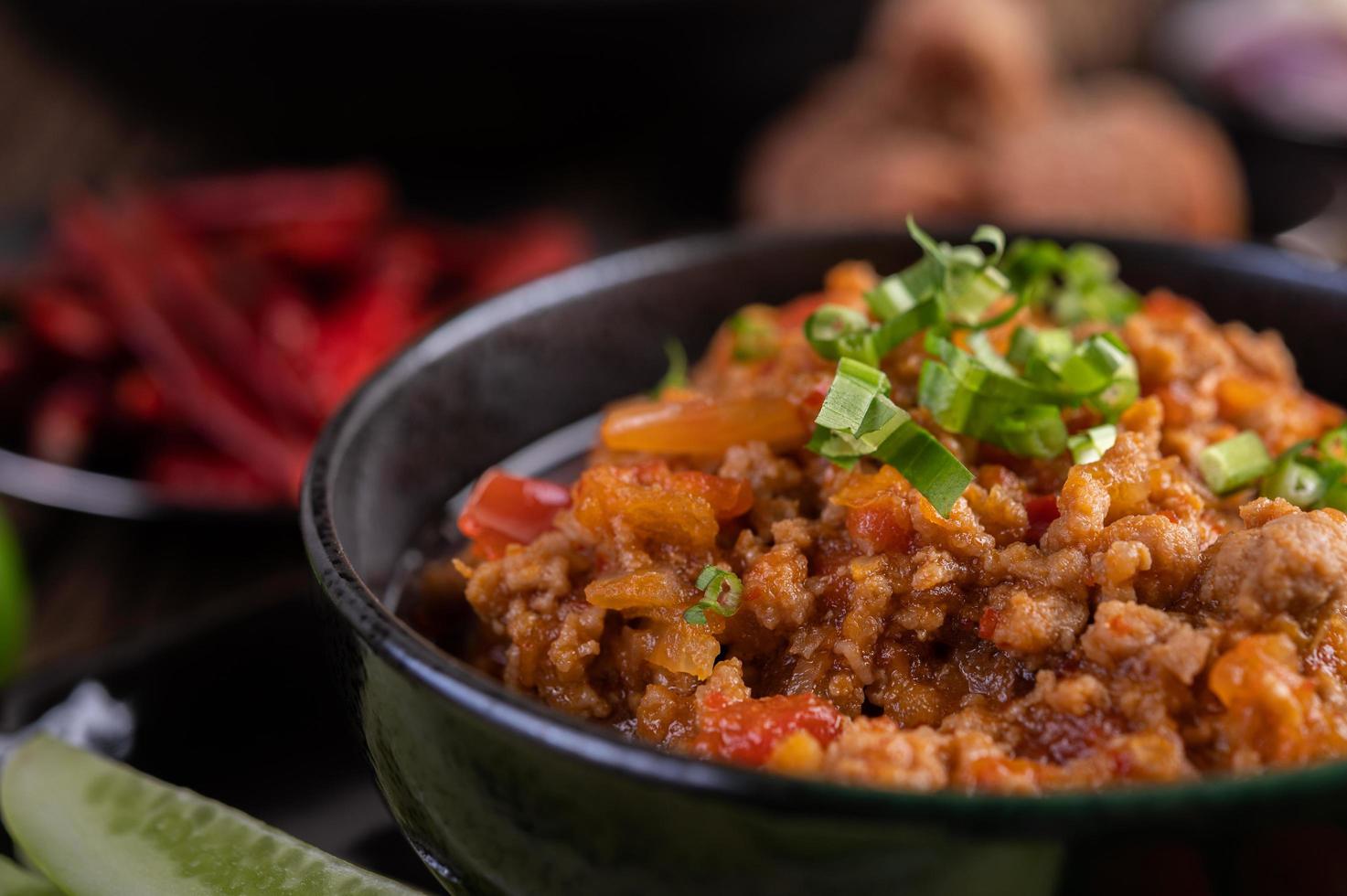 ciotola di maiale dolce con cetrioli, fagioli lunghi e pomodori foto