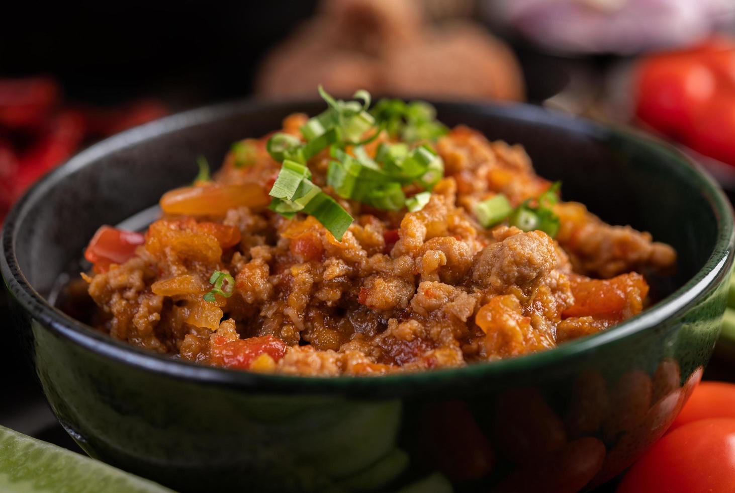 ciotola di maiale dolce con cetrioli, fagioli lunghi e pomodori foto