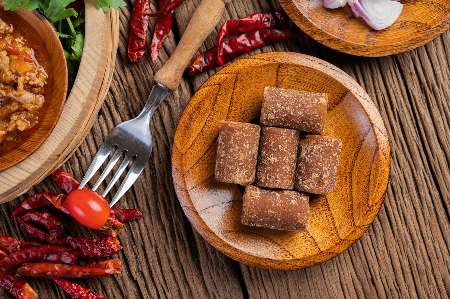 zucchero di palma, cipolle rosse, peperoni secchi, pomodori, cetrioli, fagioli lunghi e lattuga foto