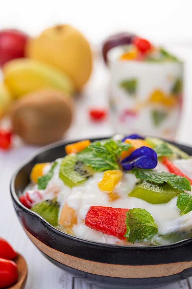 frutta fresca e yogurt foto