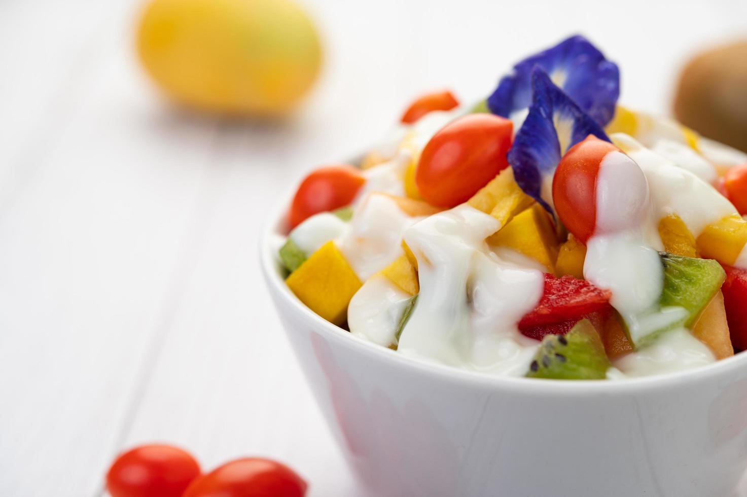 frutta fresca e yogurt foto