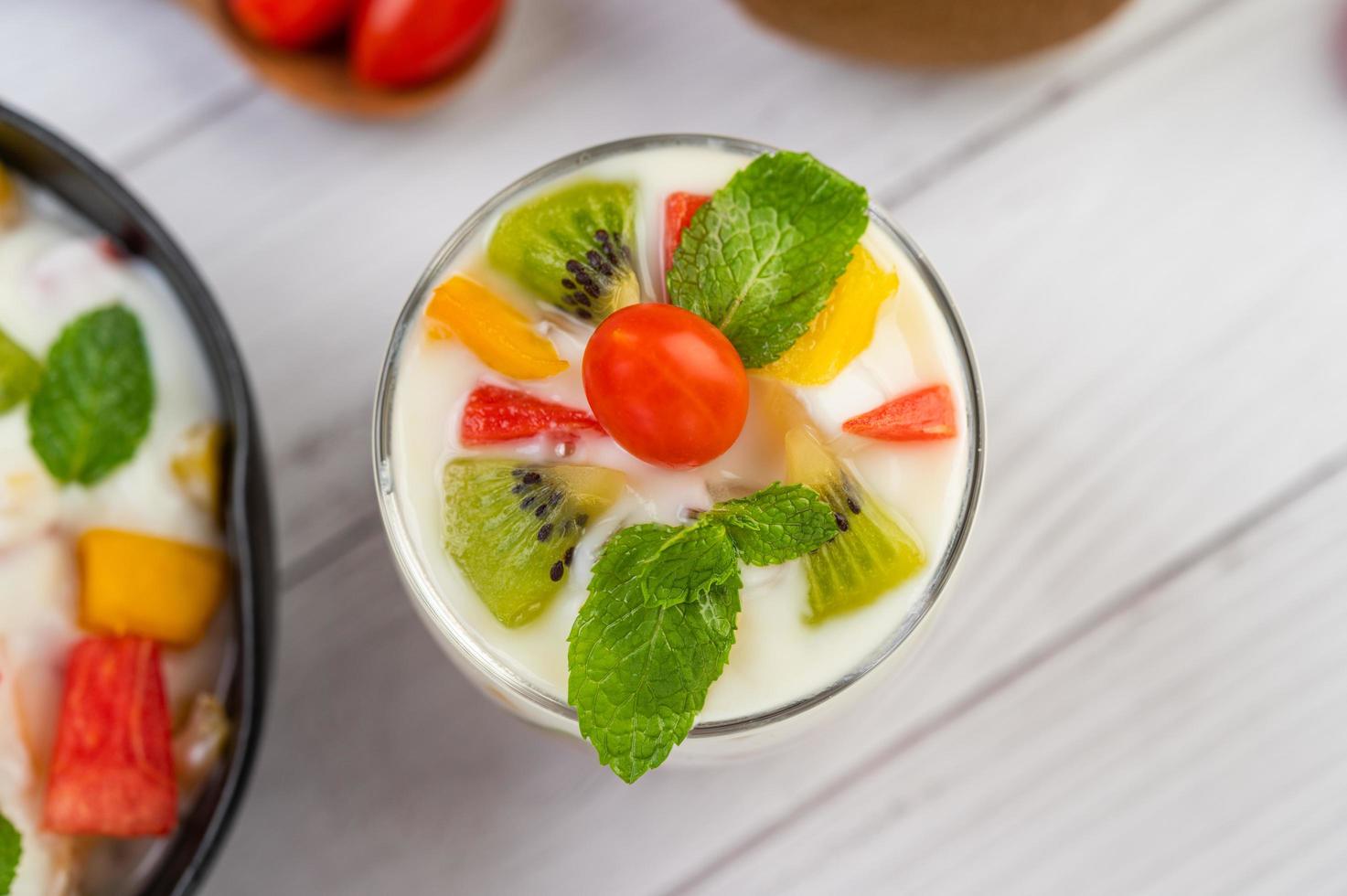 frutta fresca e yogurt foto