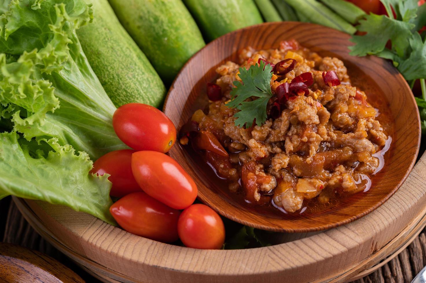 maiale dolce in una ciotola di legno con ingredienti foto