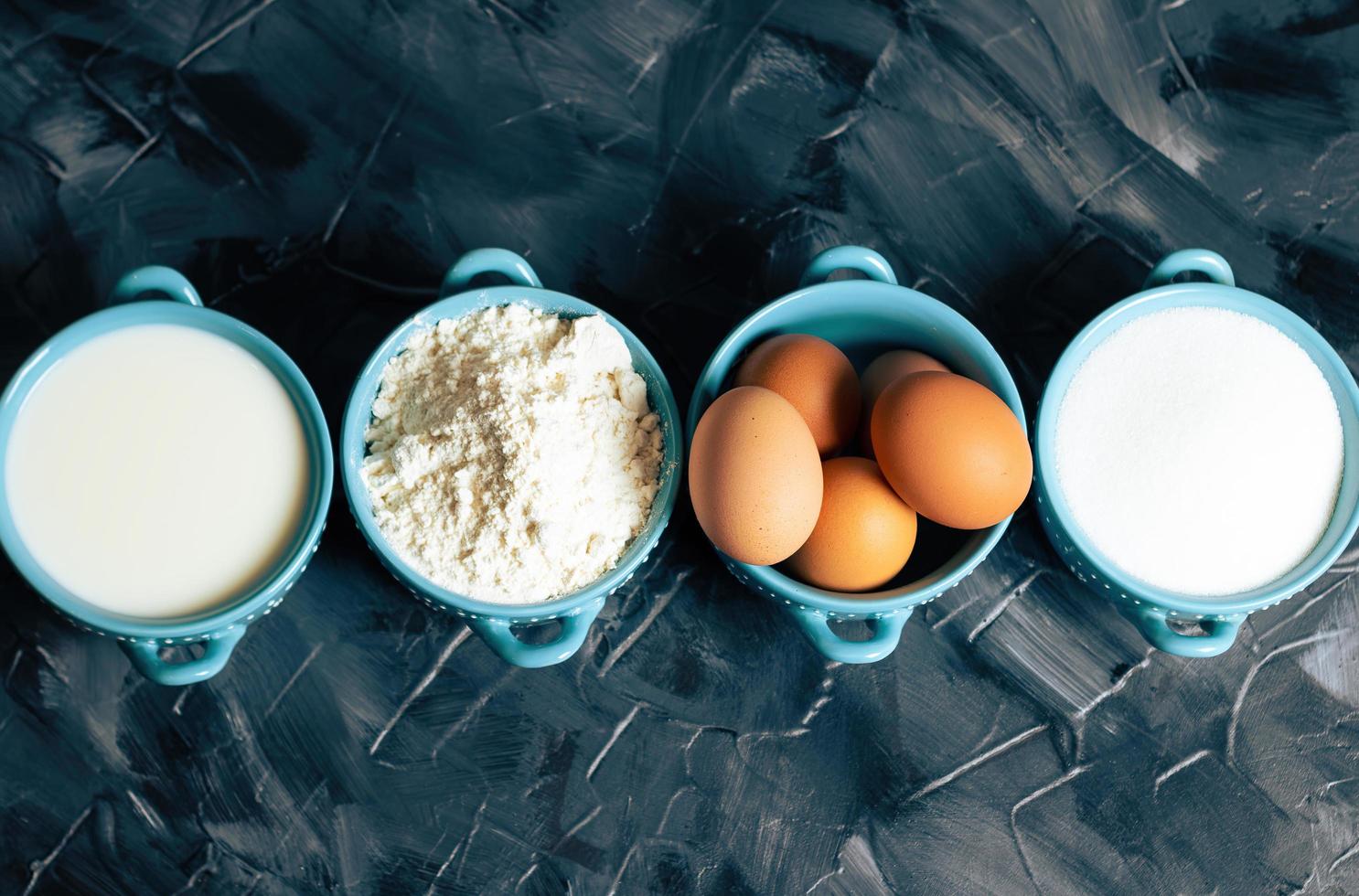 vista dall'alto di ingredienti da forno in ciotole foto