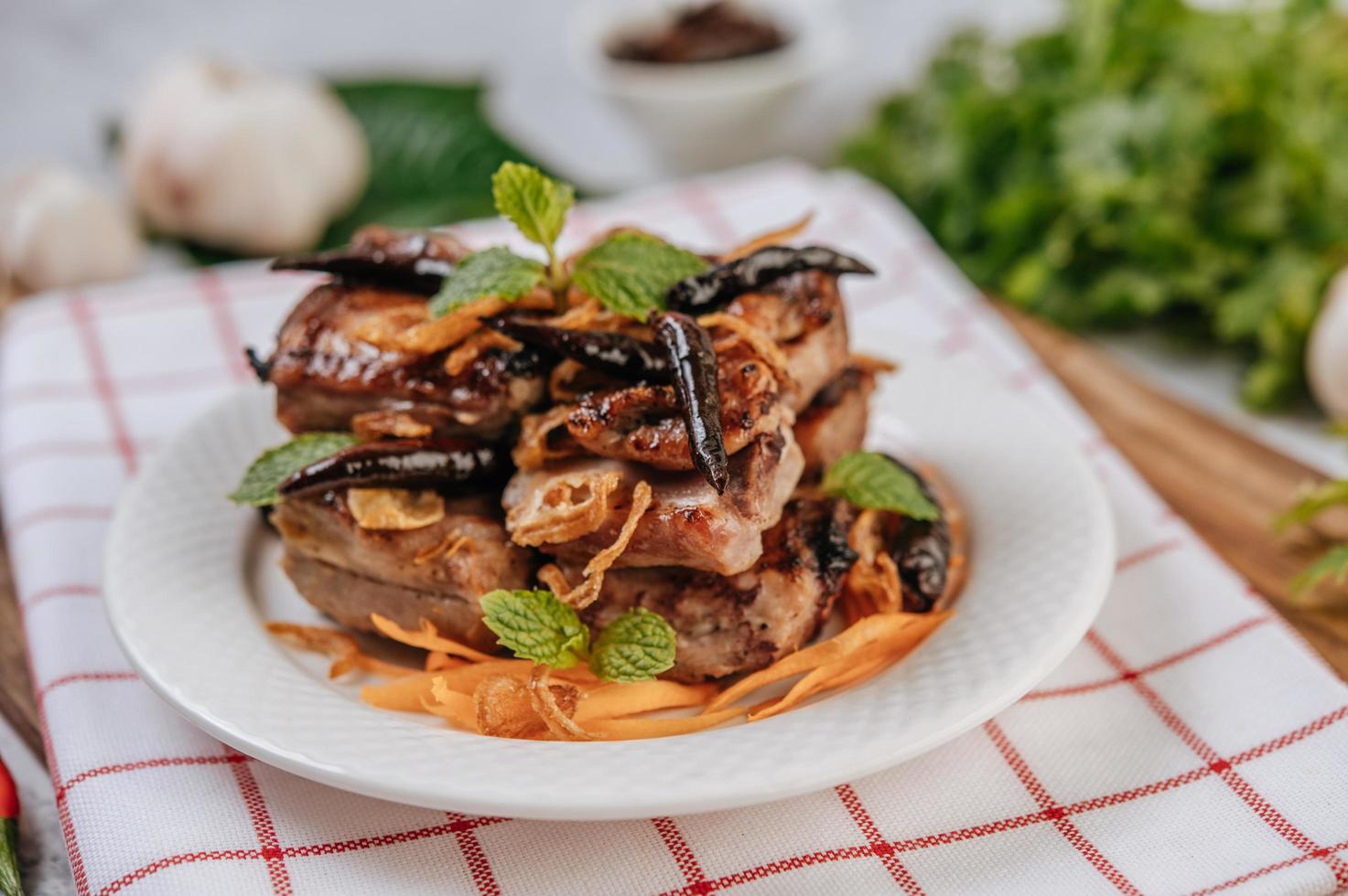 maiale fritto con peperoncino fritto cipolla fritta e menta foto