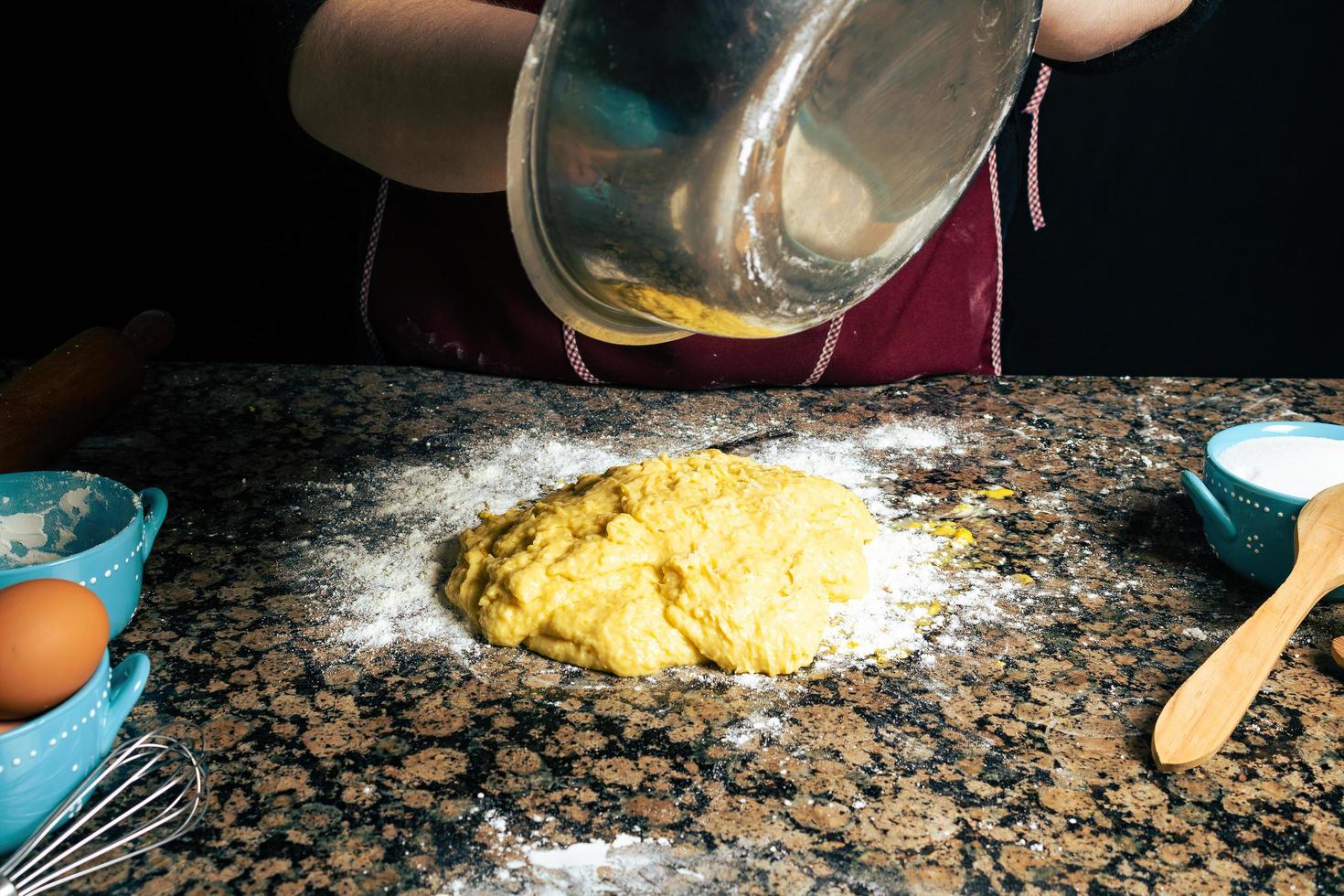 persona che fa la pasta fresca foto