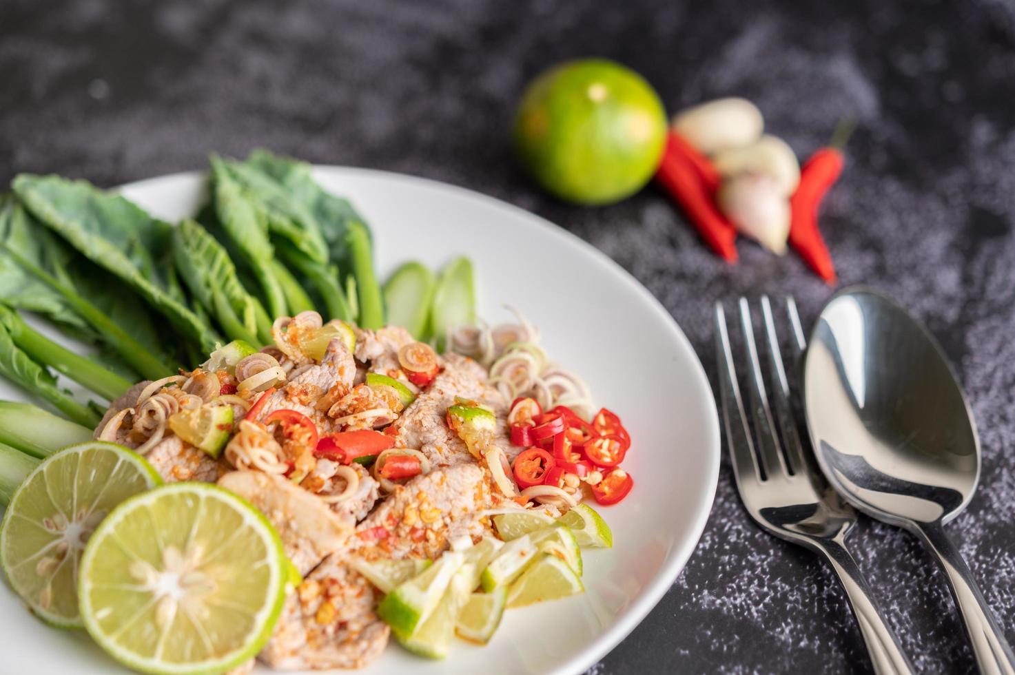 insalata di maiale piccante al lime su letto di verdure foto