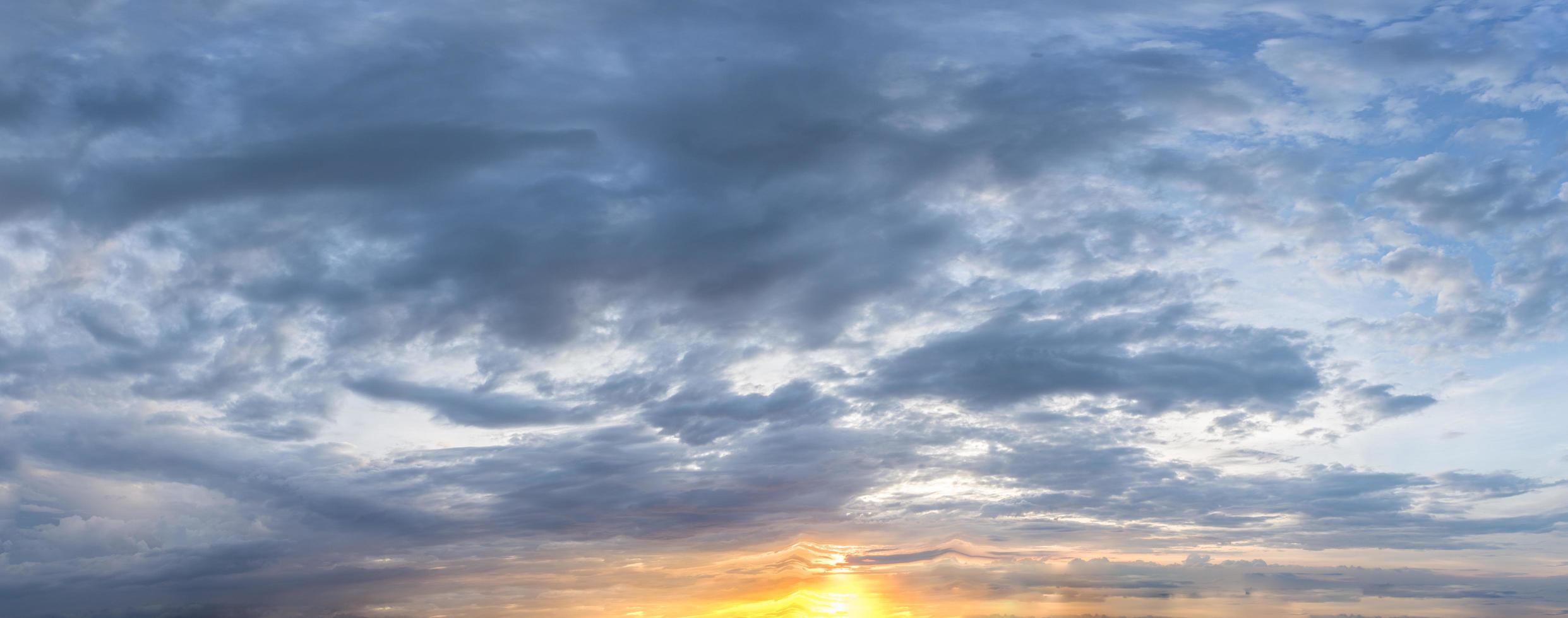 il cielo e le nuvole al tramonto foto