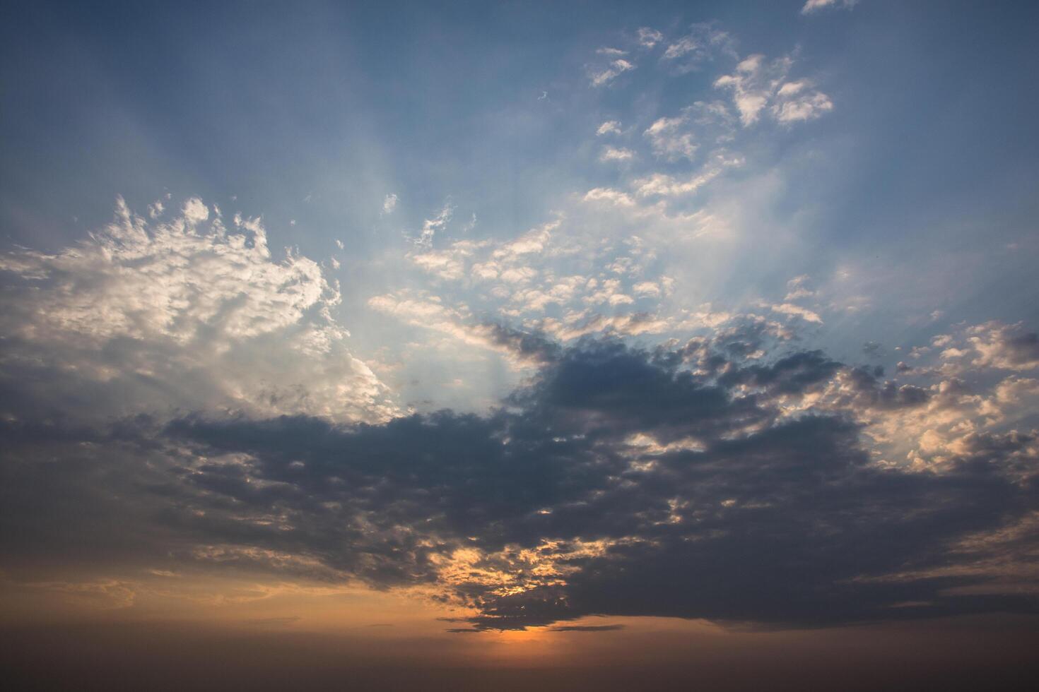 il cielo e le nuvole al tramonto foto