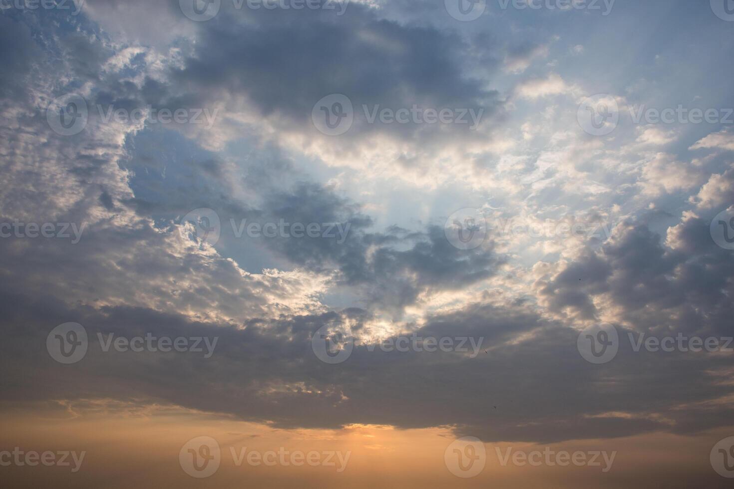 il cielo e le nuvole al tramonto foto