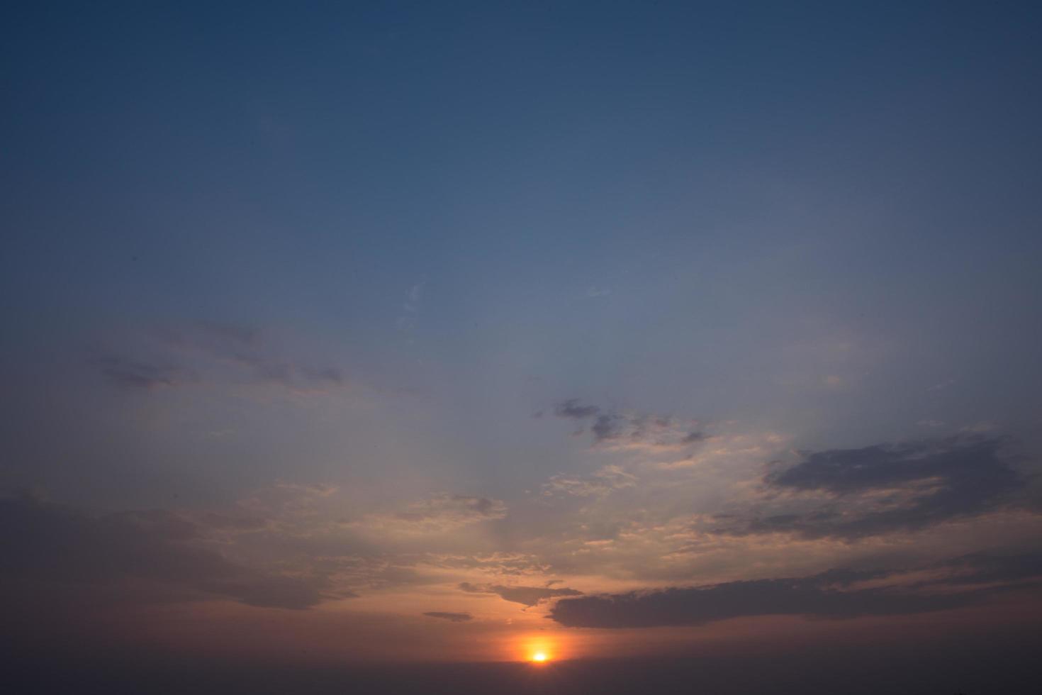 il cielo e le nuvole al tramonto foto