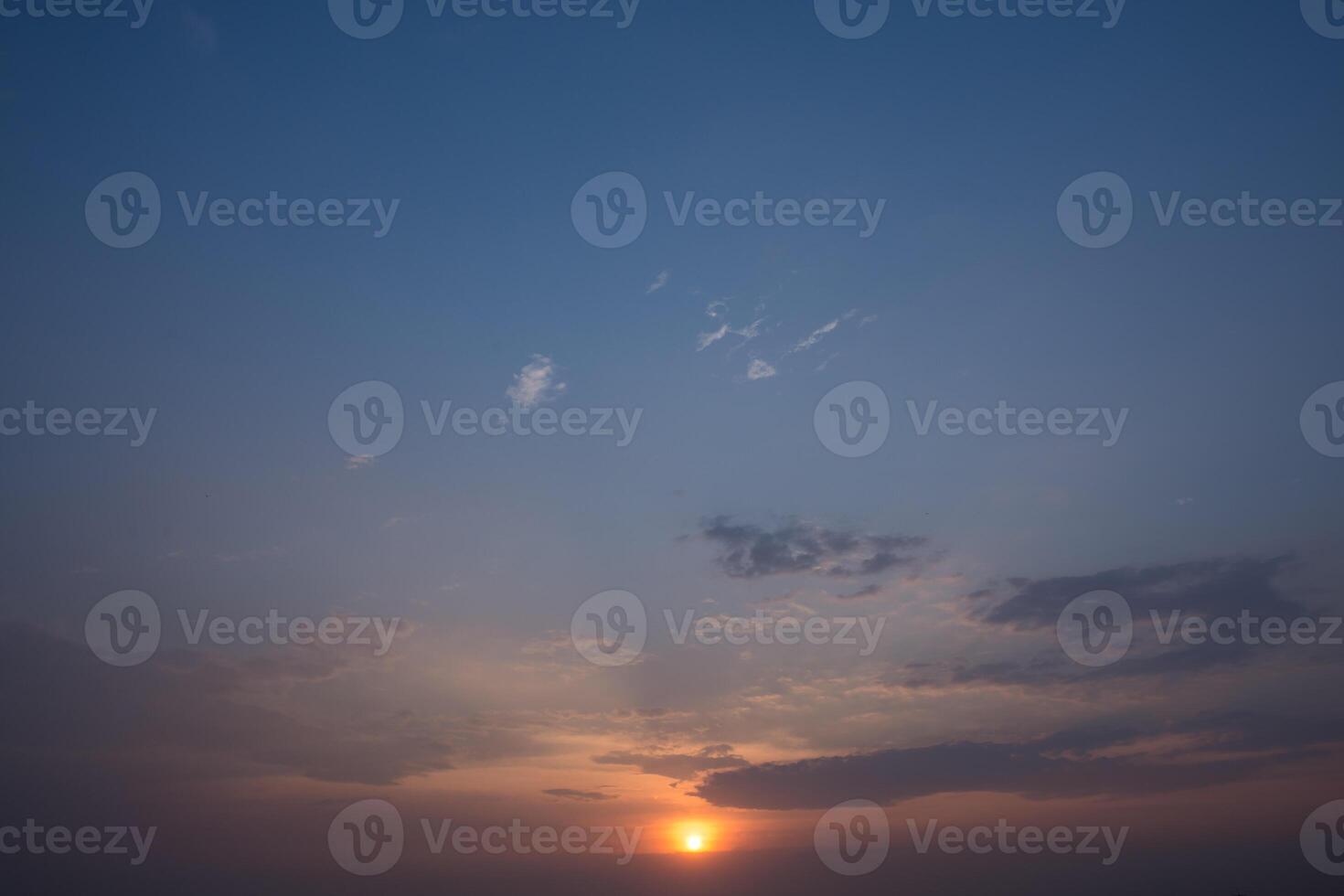 il cielo e le nuvole al tramonto foto