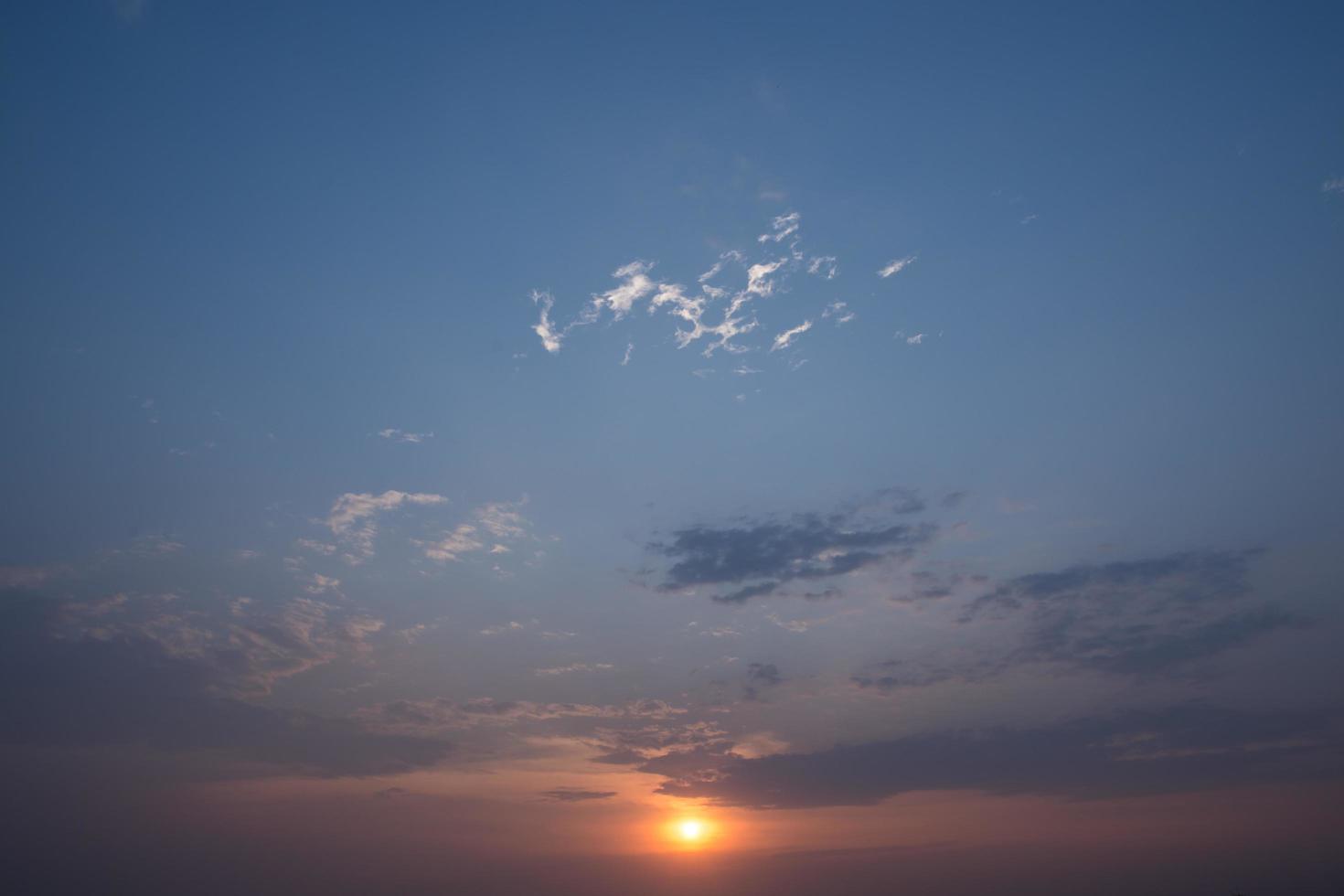 il cielo e le nuvole al tramonto foto